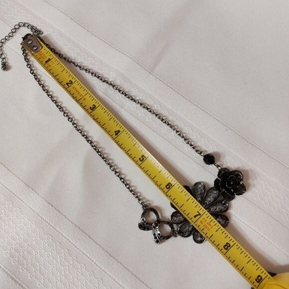 🔴 Linked Bow and Flowers Statement Choker Necklace Gunmetal - Picture 4 of 5